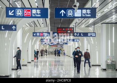 Wuhan, Hubei, China. 26th Dez 2021. (211226) -- WUHAN, 26. Dezember 2021 (Xinhua) -- das Foto vom 26. Dezember 2021 zeigt den Bahnhof Xujiapeng der U-Bahn-Linie 5 in Wuhan, der zentralchinesischen Provinz Hubei. Am Sonntag wurden drei Stadtbahnlinien in Wuhan für die Öffentlichkeit zugänglich gemacht: Die Linie 5, die zweite Phase der Linie 6, und die Linie 16 (Hannan) mit einer Gesamtlänge von 75,2 km. Die Linie 5 ist die erste vollautomatische U-Bahnlinie Wuhans. Die Gesamtlänge der in Wuhan in Betrieb gehenden U-Bahnschienen beträgt 435 km. Quelle: Xinhua/Alamy Live News Stockfoto