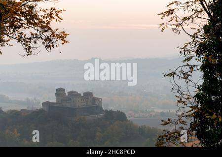 Il castello di Torrechiara ripreso all'alba Stockfoto