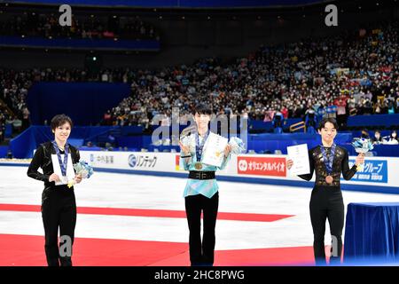 Saitama, Japan. 26th Dez 2021. Goldmedaillengewinnerin Hanyu Yuzuu (C), Silbermedaillengewinnerin Uno Shoma (L) und Bronzemedaillengewinnerin Kagiyama Yuma stehen während der Siegerehrung nach dem Einzel-Skating-Wettkampf der All-Japan Figure Skating Championships, der am 26. Dezember 2021 in Saitama, Japan, stattfand, auf dem Podium. Quelle: Zhang Xiaoyu/Xinhua/Alamy Live News Stockfoto