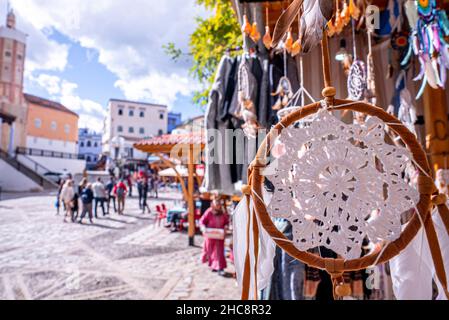 Nahaufnahme eines Traumfängers, der am Stand zum Verkauf auf dem Basar hängt Stockfoto