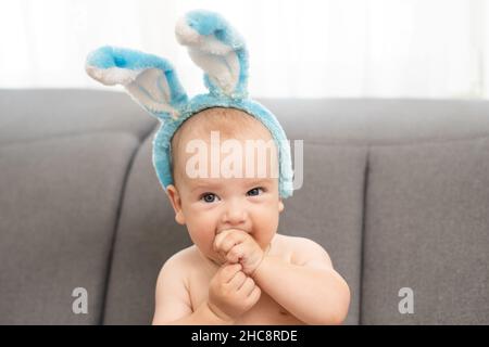 Junge gekleidet als Hase und Ostereier Stockfoto