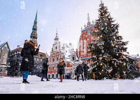 Weihnachtsbaum mitten in der Altstadt von Riga, Lettland. Stockfoto