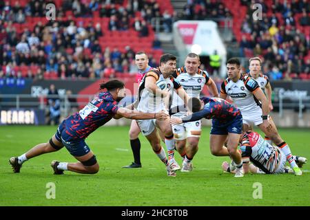 Bristol, Großbritannien. 26th Dez 2021. Ben Youngs von Leicester Tigers wird von Callum Sheedy von Bristol Bears und Christopher Vui von Bristol Bears während des Gallagher Premiership Rugby-Spiels zwischen Bristol Rugby und Leicester Tigers am Ashton Gate, Bristol, England, am 26. Dezember 2021 in Angriff genommen. Foto von Scott Boulton. Nur zur redaktionellen Verwendung, Lizenz für kommerzielle Nutzung erforderlich. Keine Verwendung bei Wetten, Spielen oder Veröffentlichungen einzelner Clubs/Vereine/Spieler. Kredit: UK Sports Pics Ltd/Alamy Live Nachrichten Stockfoto