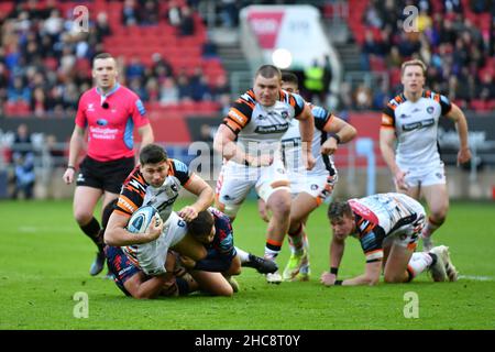 Bristol, Großbritannien. 26th Dez 2021. Ben Youngs von Leicester Tigers wird von Callum Sheedy von Bristol Bears und Christopher Vui von Bristol Bears während des Gallagher Premiership Rugby-Spiels zwischen Bristol Rugby und Leicester Tigers am Ashton Gate, Bristol, England, am 26. Dezember 2021 in Angriff genommen. Foto von Scott Boulton. Nur zur redaktionellen Verwendung, Lizenz für kommerzielle Nutzung erforderlich. Keine Verwendung bei Wetten, Spielen oder Veröffentlichungen einzelner Clubs/Vereine/Spieler. Kredit: UK Sports Pics Ltd/Alamy Live Nachrichten Stockfoto