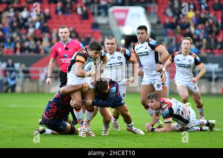 Bristol, Großbritannien. 26th Dez 2021. Ben Youngs von Leicester Tigers wird von Callum Sheedy von Bristol Bears und Christopher Vui von Bristol Bears während des Gallagher Premiership Rugby-Spiels zwischen Bristol Rugby und Leicester Tigers am Ashton Gate, Bristol, England, am 26. Dezember 2021 in Angriff genommen. Foto von Scott Boulton. Nur zur redaktionellen Verwendung, Lizenz für kommerzielle Nutzung erforderlich. Keine Verwendung bei Wetten, Spielen oder Veröffentlichungen einzelner Clubs/Vereine/Spieler. Kredit: UK Sports Pics Ltd/Alamy Live Nachrichten Stockfoto