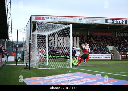 CHELTENHAM, GROSSBRITANNIEN. DEZ 26th Chris Hussey von Cheltenham Town hebt den Ball während des Spiels der Sky Bet League 1 zwischen Cheltenham Town und Plymouth Argyle im Jonny-Rocks Stadium, Cheltenham, am Sonntag, den 26th. Dezember 2021 von der Linie ab. (Kredit: Kieran Riley | MI Nachrichten) Kredit: MI Nachrichten & Sport /Alamy Live Nachrichten Stockfoto