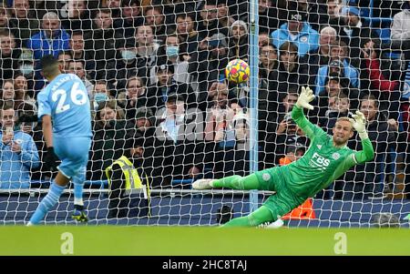 Riyad Mahrez von Manchester City (links) erzielt beim Premier League-Spiel im Etihad Stadium, Manchester, das zweite Tor ihrer Spielmannschaft am Elfmeterplatz, vorbei an Leicester City-Torwart Kasper Schmeichel. Bilddatum: Sonntag, 26. Dezember 2021. Stockfoto