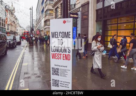 London, Großbritannien 26th. Dezember 2021. Die geschäftige Oxford Street, in der die Käufer am zweiten Weihnachtsfeiertag im West End einkaufen. Kredit: Vuk Valcic / Alamy Live Nachrichten Stockfoto