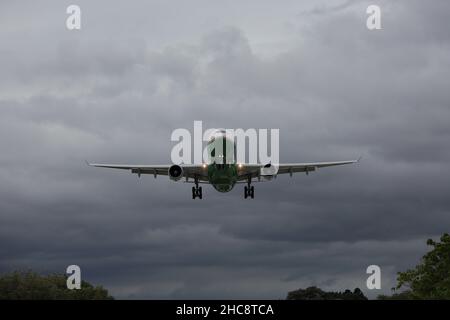 B-16335 EVA Airways Airbus A330-300 landet auf dem Taipei Songshan Airport (TSA). Stockfoto