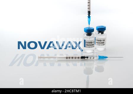 Turin, Italien - 18. Dezember 2021: Vials des Covid-19-Impfstoffs mit Spritzen im Hintergrund Novavax Laboratory Logo, Proteinimpfstoff, Impfkonz Stockfoto