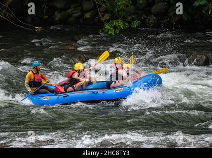 Eine Gruppe von Touristen Wildwasser-Rafting im Sarapiqui River. Heredia, Costa Rica. Stockfoto