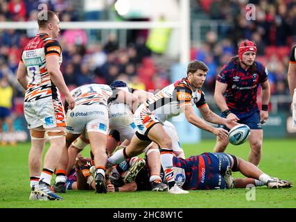 Leicester Tigers Richard Wigglesworth übergibt den Ball während des Spiels der Gallagher Premiership am Ashton Gate in Bristol. Bilddatum: Sonntag, 26. Dezember 2021. Stockfoto