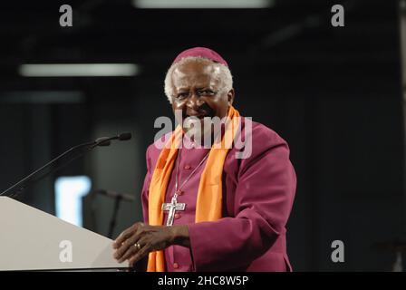 Köln, Deutschland. 08th. Juli 2007. Desmond Mpilo Tutu, Bischof von Kapstadt Südafrika Erzbischof Desmond Tutu, geboren 1931 in Klerksdorp, erhielt 1984 den Friedensnobelpreis für seine Arbeit zur Überwindung des Apartheid-Regimes. Er lebt in Kapstadt. Evangelischer Kirchentag 2007 in Köln 08.06.2007 Quelle: Horst Galuschka/dpa/Alamy Live News Stockfoto