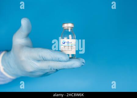 Izmir, Türkei - Januar 17 2021: Coronavirus-Impfstoff-Konzept und Hintergrund. Neuer Impfstoff pfizer und biontech isoliert auf blauem Hintergrund. Covid-19, 20 Stockfoto