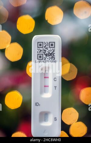 Home Test Kit für Coronavirus zeigt positive Ergebnis.Covid steigenden Omicron Weihnachtsfälle. Stockfoto