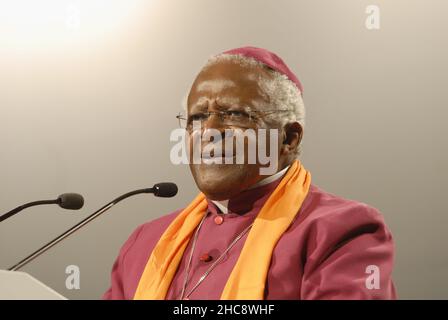 Köln, Deutschland. 08th. Juli 2007. Desmond Mpilo Tutu, Bischof von Kapstadt Südafrika Erzbischof Desmond Tutu, geboren 1931 in Klerksdorp, erhielt 1984 den Friedensnobelpreis für seine Arbeit zur Überwindung des Apartheid-Regimes. Er lebt in Kapstadt. Rede auf dem Evangelischen Kirchentag 2007 in Köln 08.06.2007 Quelle: Horst Galuschka/dpa/Alamy Live News Stockfoto