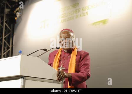 Köln, Deutschland. 08th. Juli 2007. Desmond Mpilo Tutu, Bischof von Kapstadt Südafrika Erzbischof Desmond Tutu, geboren 1931 in Klerksdorp, erhielt 1984 den Friedensnobelpreis für seine Arbeit zur Überwindung des Apartheid-Regimes. Er lebt in Kapstadt. Rede auf dem Evangelischen Kirchentag 2007 in Köln 08.06.2007 Quelle: Horst Galuschka/dpa/Alamy Live News Stockfoto