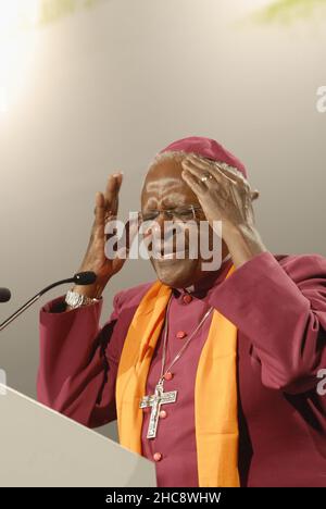 Köln, Deutschland. 08th. Juli 2007. Desmond Mpilo Tutu, Bischof von Kapstadt Südafrika Erzbischof Desmond Tutu, geboren 1931 in Klerksdorp, erhielt 1984 den Friedensnobelpreis für seine Arbeit zur Überwindung des Apartheid-Regimes. Er lebt in Kapstadt. Evangelischer Kirchentag 2007 in Köln 08.06.2007 Quelle: Horst Galuschka/dpa/Alamy Live News Stockfoto