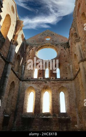 Die antike Abtei von San Galgano ist ein herrliches Beispiel der Zisterzienserarchitektur in der Toskana. Chiusdino; Siena; Italien. Stockfoto