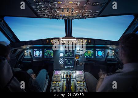 In einem großen Jet fliegenden Flugzeug Cockpit, fliegen über Wolken Stockfoto