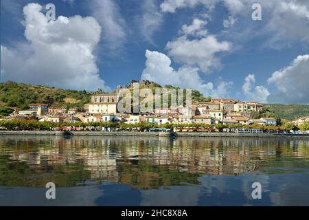 Panoramablick auf Trevignano Romano vom Bracciano See, Italien. Stockfoto