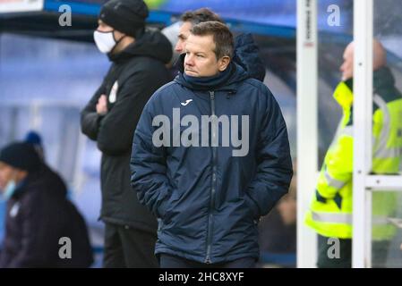 Birkenhead, Großbritannien. 26th Dez 2021. Barrow Manager Mark Cooper schaut vom Dugout. EFL Skybet Football League Two match, Tranmere Rovers gegen Barrow im Prenton Park, Birkenhead, Wirral on Boxing Day, Sunday 26th Decemberr 2021. Dieses Bild darf nur für redaktionelle Zwecke verwendet werden. Nur zur redaktionellen Verwendung, Lizenz für kommerzielle Nutzung erforderlich. Keine Verwendung bei Wetten, Spielen oder Veröffentlichungen in einem Club/einer Liga/einem Spieler.PIC von Chris Stading/Andrew Orchard Sports Photography/Alamy Live News Credit: Andrew Orchard Sports Photography/Alamy Live News Stockfoto