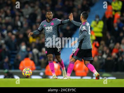 Ademola Lookman (links) von Leicester City feiert das zweite Tor des Spiels mit Teamkollege Youri Tielemans während des Premier League-Spiels im Etihad Stadium, Manchester. Bilddatum: Sonntag, 26. Dezember 2021. Stockfoto