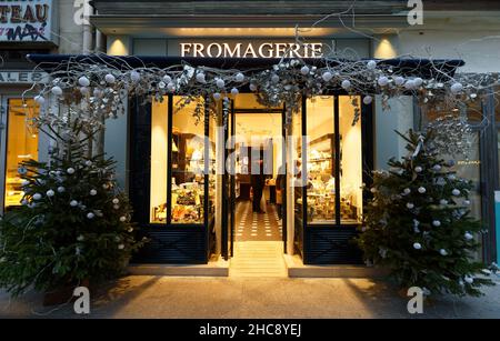 Paris, France-23 December , 2021 : das zu Weihnachten geschmückte Käseladen befindet sich am Dezember in der berühmten Rambuteau-Straße im Pariser Stadtteil Marais Stockfoto