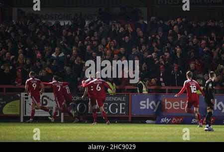 Sean McConville von Accrington Stanley (Dritter links) feiert das erste Tor des Spiels während des Sky Bet League One-Spiels im Wham Stadium, Accrington. Bilddatum: Sonntag, 26. Dezember 2021. Stockfoto