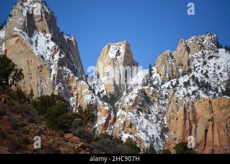 Großformatige Panoramalandschaft mit schneebedeckten zerklüfteten Berggipfeln im Zion National Park, Utah, USA. Stockfoto