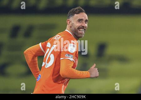 Huddersfield, Großbritannien. 26th Dez 2021. Richard Keogh #26 von Blackpool kommt in der zweiten Halbzeit, als Blackpool am 12/26/2021 in Huddersfield, Großbritannien, auf zehn Männer herunterging. (Foto von Mark Cosgrove/News Images/Sipa USA) Quelle: SIPA USA/Alamy Live News Stockfoto