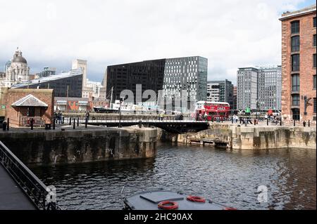Ein wolkiger Wind fegte an Liverpools geschäftigen Albert Docks Stockfoto