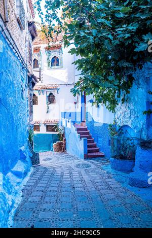 Das berühmte blau gefärbte Haus mit traditioneller Struktur auf beiden Seiten der schmalen Gasse Stockfoto