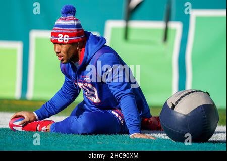 26. Dezember 2021: New York Giants laufen zurück Saquon Barkley (26) dehnt sich während der Aufwärmphase vor dem NFL-Spiel zwischen den New York Giants und den Philadelphia Eagles im Lincoln Financial Field in Philadelphia, Pennsylvania. Christopher Szagola/CSM Stockfoto