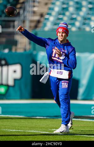 26. Dezember 2021: Der New York Giants Quarterback Jake Fromm (17) wirft den Ball während der Aufwärmphase vor dem NFL-Spiel zwischen den New York Giants und den Philadelphia Eagles im Lincoln Financial Field in Philadelphia, Pennsylvania. Christopher Szagola/CSM Stockfoto