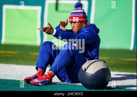 26. Dezember 2021: New York Giants laufen zurück Saquon Barkley (26) spielt während der Aufwärmphase vor dem NFL-Spiel zwischen den New York Giants und den Philadelphia Eagles im Lincoln Financial Field in Philadelphia, Pennsylvania. Christopher Szagola/CSM Stockfoto