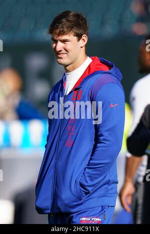 26. Dezember 2021: New York Giants Quarterback Daniel Jones schaut während der Aufwärmphase vor dem NFL-Spiel zwischen den New York Giants und den Philadelphia Eagles im Lincoln Financial Field in Philadelphia, Pennsylvania, nach. Christopher Szagola/CSM Stockfoto