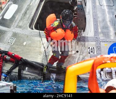 Houston, Usa. 25. August 2021. NASA Commercial Crew Program Crew-4-Astronautin Jessica Watkins trainiert während des USCV-Wasserüberleben-Trainings im Neutral Booyancy Laboratory Johnson Space Center am 25. August 2021 in Houston, Texas, für den Ausstieg aus der Kapsel. Quelle: Robert Markowitz/NASA/Alamy Live News Stockfoto