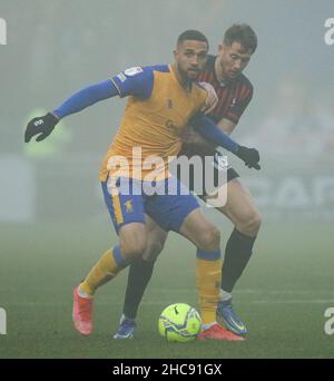 MANSFIELD, GROSSBRITANNIEN. DEZ 26th Jordan Bowery von Mansfield Town und Neil Byrne von Hartlepool haben sich am Sonntag, den 26th. Dezember 2021, während des Sky Bet League 2-Spiels zwischen Mansfield Town und Hartlepool United im One Call Stadium, Mansfield, im Einsatz vereint. (Kredit: Will Matthews | MI News) Kredit: MI News & Sport /Alamy Live News Stockfoto