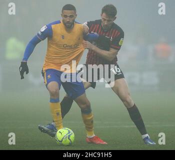 MANSFIELD, GROSSBRITANNIEN. DEZ 26th Jordan Bowery von Mansfield Town und Neil Byrne von Hartlepool haben sich am Sonntag, den 26th. Dezember 2021, während des Sky Bet League 2-Spiels zwischen Mansfield Town und Hartlepool United im One Call Stadium, Mansfield, im Einsatz vereint. (Kredit: Will Matthews | MI News) Kredit: MI News & Sport /Alamy Live News Stockfoto