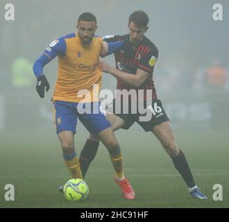 MANSFIELD, GROSSBRITANNIEN. DEZ 26th Jordan Bowery von Mansfield Town und Neil Byrne von Hartlepool haben sich am Sonntag, den 26th. Dezember 2021, während des Sky Bet League 2-Spiels zwischen Mansfield Town und Hartlepool United im One Call Stadium, Mansfield, im Einsatz vereint. (Kredit: Will Matthews | MI News) Kredit: MI News & Sport /Alamy Live News Stockfoto