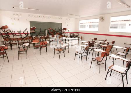 Eunapolis, bahia, brasilien - março 3, 2010: Schultische in einem Klassenzimmer einer öffentlichen Schule in der Stadt Eunapolis im Süden Bahia. Stockfoto