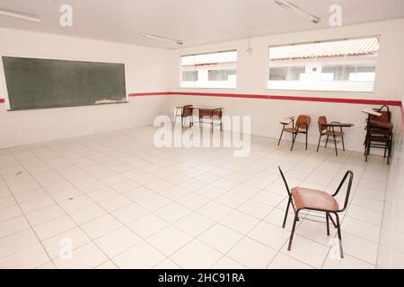 Eunapolis, bahia, brasilien - março 3, 2010: Schultische in einem Klassenzimmer einer öffentlichen Schule in der Stadt Eunapolis im Süden Bahia. Stockfoto