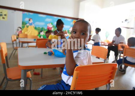 salvador, bahia, brasilien - 19. Mai 2016: Studentische Kinder und ein öffentliches Kindertageszentrum in der Stadt Salvador. Stockfoto