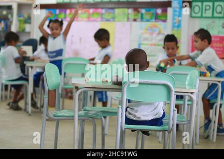 salvador, bahia, brasilien - 19. Mai 2016: Studentische Kinder und ein öffentliches Kindertageszentrum in der Stadt Salvador. Stockfoto