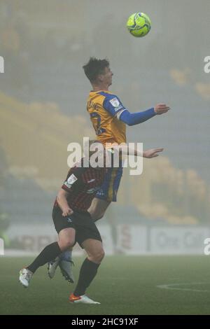 MANSFIELD, GROSSBRITANNIEN. DEZ 26th Mark Cullen von Hartlepool United und Oliver Hawkins von Mansfield Town in Aktion während des Sky Bet League 2-Spiels zwischen Mansfield Town und Hartlepool United am Sonntag, den 26th. Dezember 2021 im One Call Stadium, Mansfield. (Kredit: Will Matthews | MI News) Kredit: MI News & Sport /Alamy Live News Stockfoto