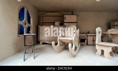 Puppe House Zimmer mit unbemalten Holzmöbeln Stockfoto