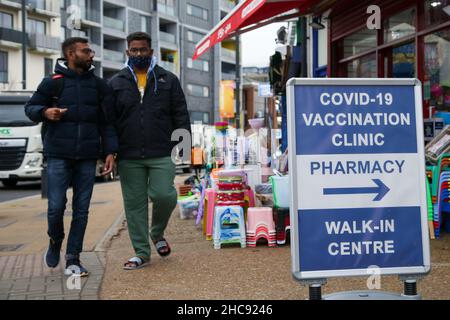 London, Großbritannien. 15th Dez 2021. Männer kommen in ein Impfzentrum für ihre Covid-19 Booster-Jabs. (Foto: Dinendra Haria/SOPA Images/Sipa USA) Quelle: SIPA USA/Alamy Live News Stockfoto
