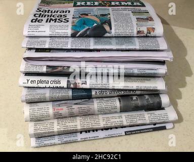 Stapel spanischer Zeitungen, Mexiko Stockfoto