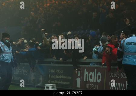 MANSFIELD, GROSSBRITANNIEN. DEZ 26th Hartlepool United Fans gesehen während des Sky Bet League 2 Spiels zwischen Mansfield Town und Hartlepool United im One Call Stadium, Mansfield am Sonntag, 26th. Dezember 2021. (Kredit: Will Matthews | MI News) Kredit: MI News & Sport /Alamy Live News Stockfoto